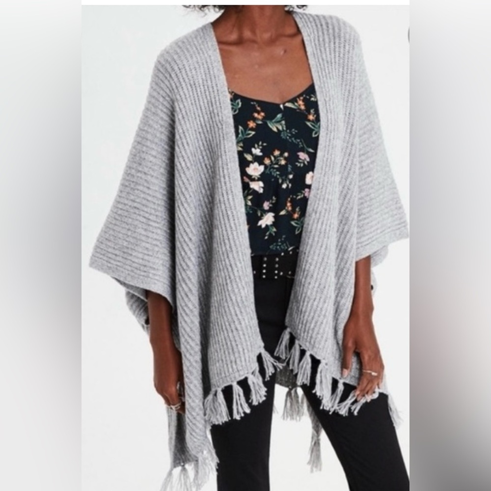 American Eagle women’s OS soft shawl/Poncho wrap‎ sweater with fringe gray color